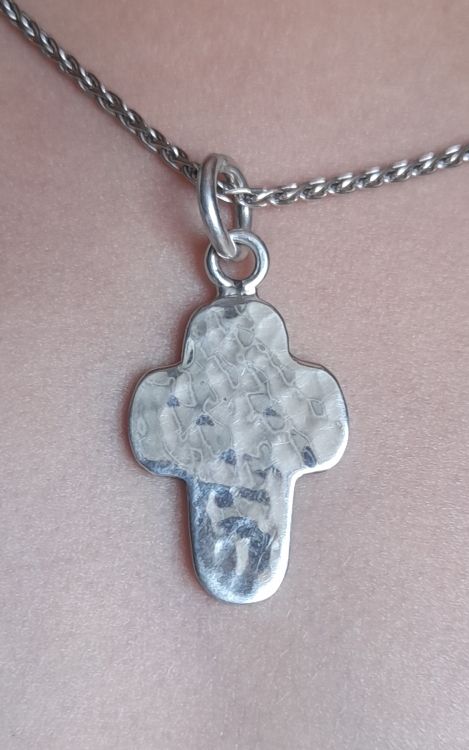 Croix martelée argent