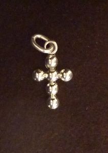 Croix perlée argent