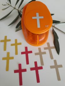 Emporte piece motif croix 2.3 cm / 3.8 cm