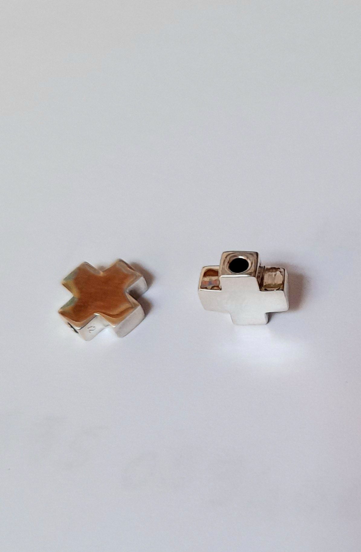 Croix argent avec trou traversant