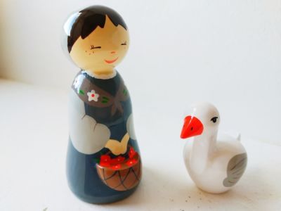 Crèche bois enfants : La paysanne au panier de fleurs