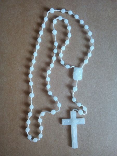 Chapelet en plastique luminescent pour une diffusion large