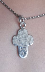 Croix martelée argent